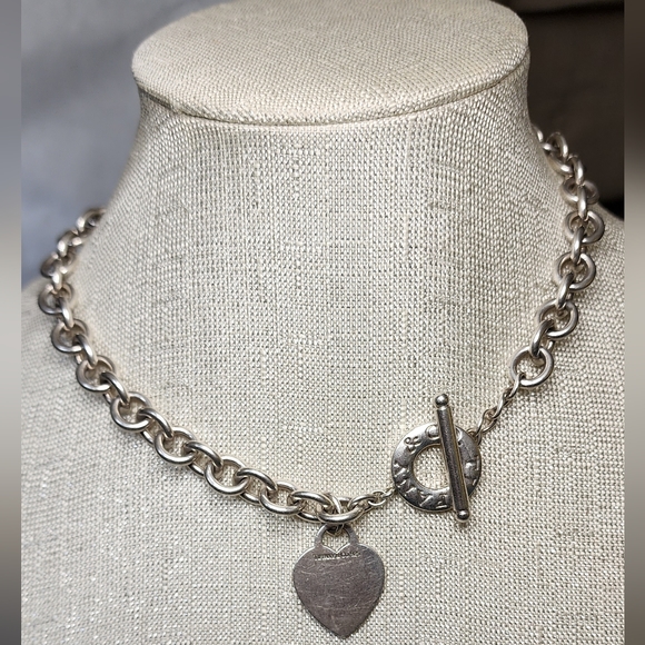This Tiffany & Co. heart tag toggle Retired necklace - Picture 4 of 6